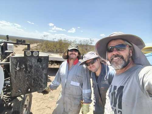 Equipo técnico de HidroNQN en el terreno tras una jornada de perforación exitosa en Añelo.