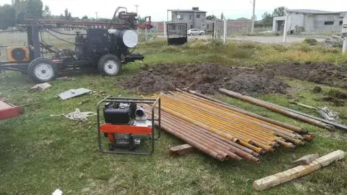 Detalle de cañería de PVC reforzada de 115mm y bomba sumergible para pozo de agua residencial.