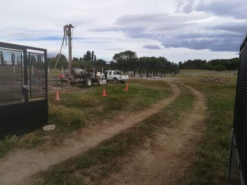 Salida de agua de gran caudal en una perforación de HidroNQN para riego por aspersión en chacra.