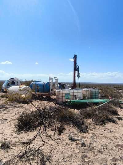 Perforadora rotativa de HidroNQN operando en la meseta de Añelo para pozos de agua industriales.