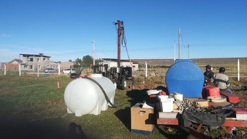 Salida de agua totalmente clara de un pozo residencial en Neuquén para piscina y riego.