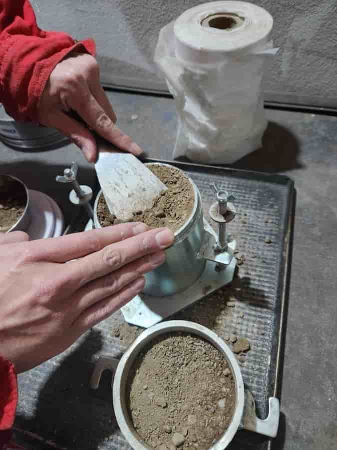 Muestras de suelo para ensayo Proctor en laboratorio de mecánica de suelos