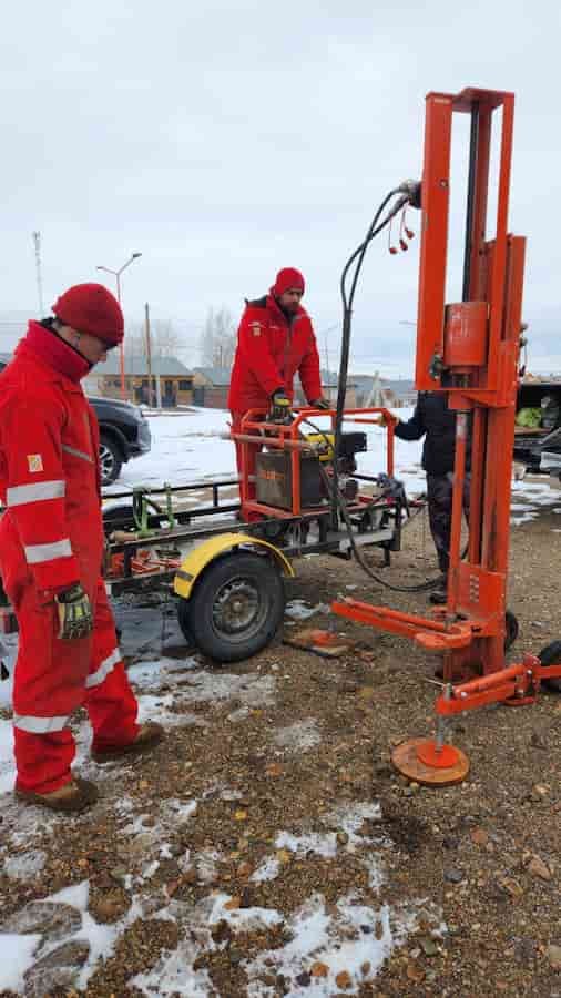 Equipo técnico de HidroNQN ejecutando ensayo SPT con seguridad industrial