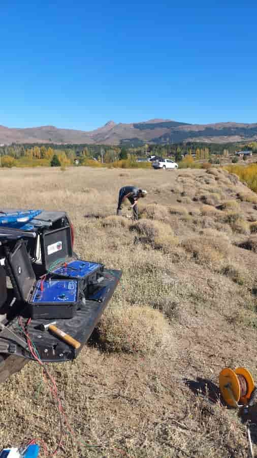 Geólogo de HidroNQN operando equipo de sondeo eléctrico vertical en terreno