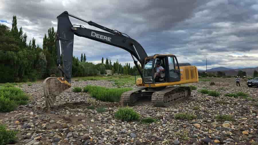 Muestreo de cantera de áridos con retroexcavadora Deere 200D